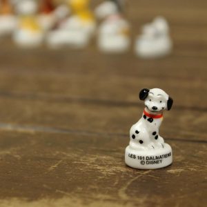 1個 フェーヴ ディズニー 子犬 おすわり 101匹わんちゃん フェーブ