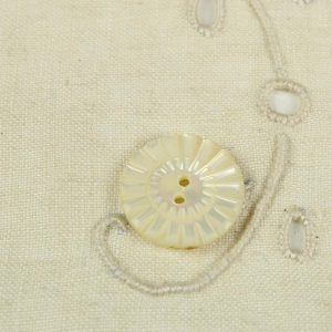 1個 17mm 彫り模様 乳白色シェル