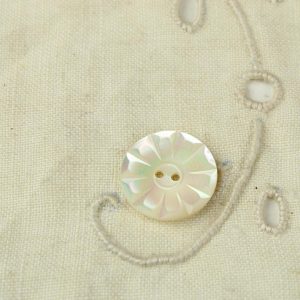 1個 16mm 彫り模様 白シェル