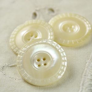 1個 27mm 彫り模様 乳白色シェル