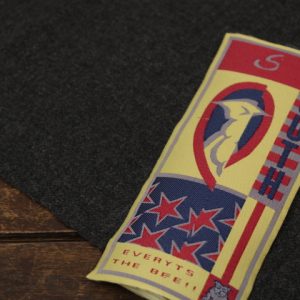 刺繍タグ SOUTH ロゴ