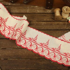 橋と協会 赤刺繍 シェルフランナー