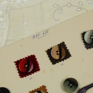 ボタン見本 1枚8個+バックル1個 435
