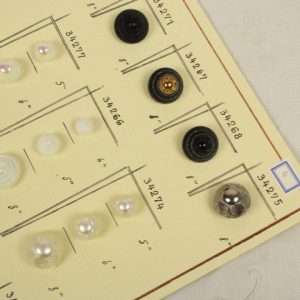 大きなガラスボタンの見本 4