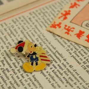ミッキー サンタブーツ ピンバッジ ディズニー