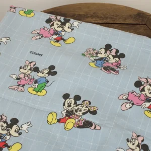 65*85 シーツ解体生地  ミッキー ミニー ハグ 水色グリッド 小柄