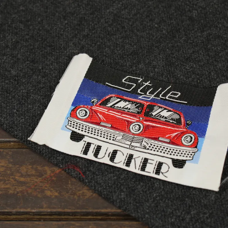 大きな刺繍タグ style TUCKER