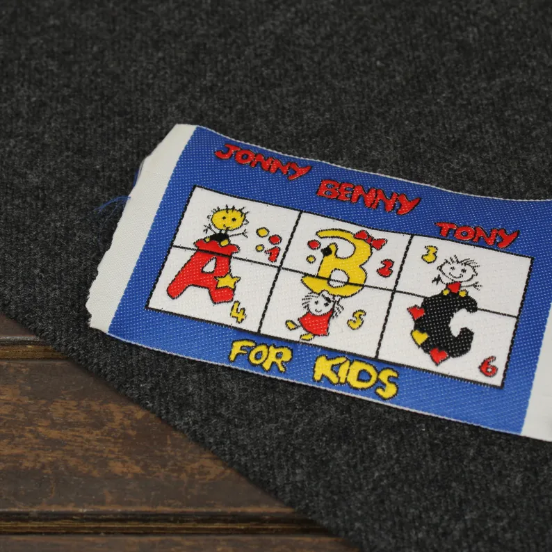 大きな刺繍タグ Jonny Benny Tony ブルー