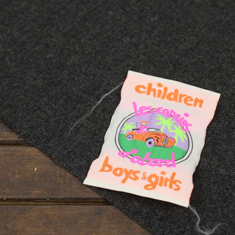 大きな刺繍タグ Les copains d'abord ネオンオレンジ