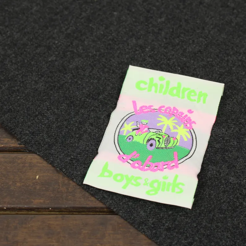 大きな刺繍タグ Les copains d'abord ネオングリーン