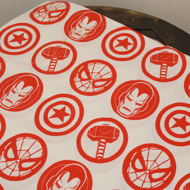 120*85 シーツ解体生地  MARVELヒーロー アベンジャーズ スタンプ赤 A