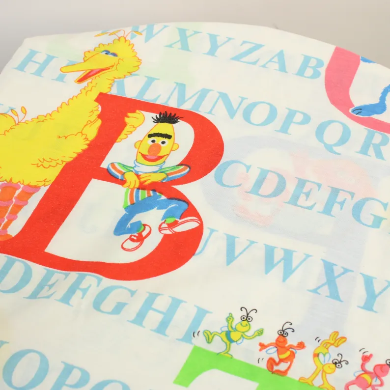 150*95 シーツ解体生地  セサミストリート アルファベット