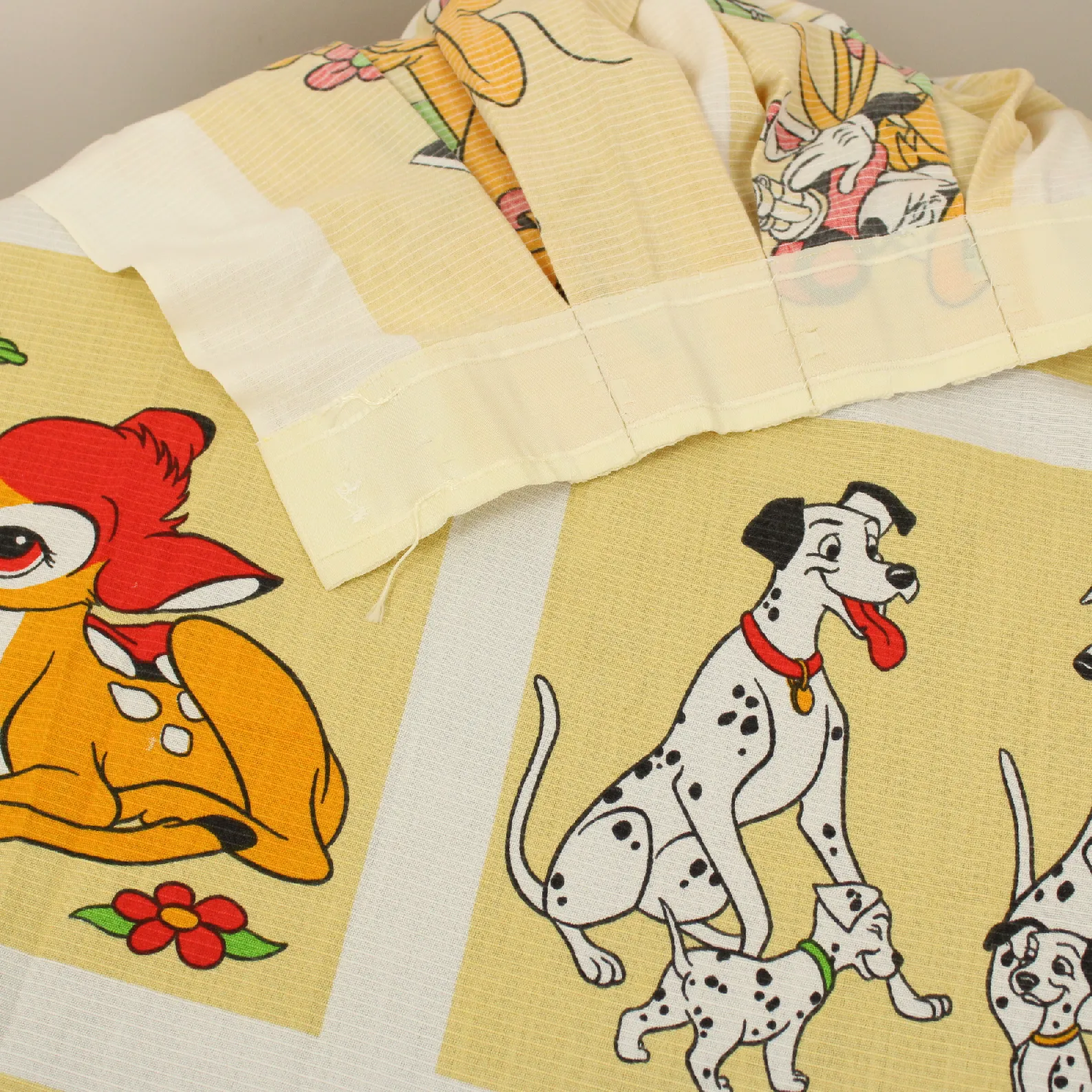 カーテン ディズニー ミッキー バンビ 101匹わんちゃん プルート ドナルド