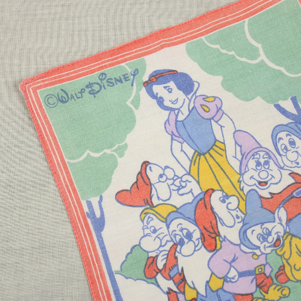 白雪姫と7人の小人のハンカチ 森 赤