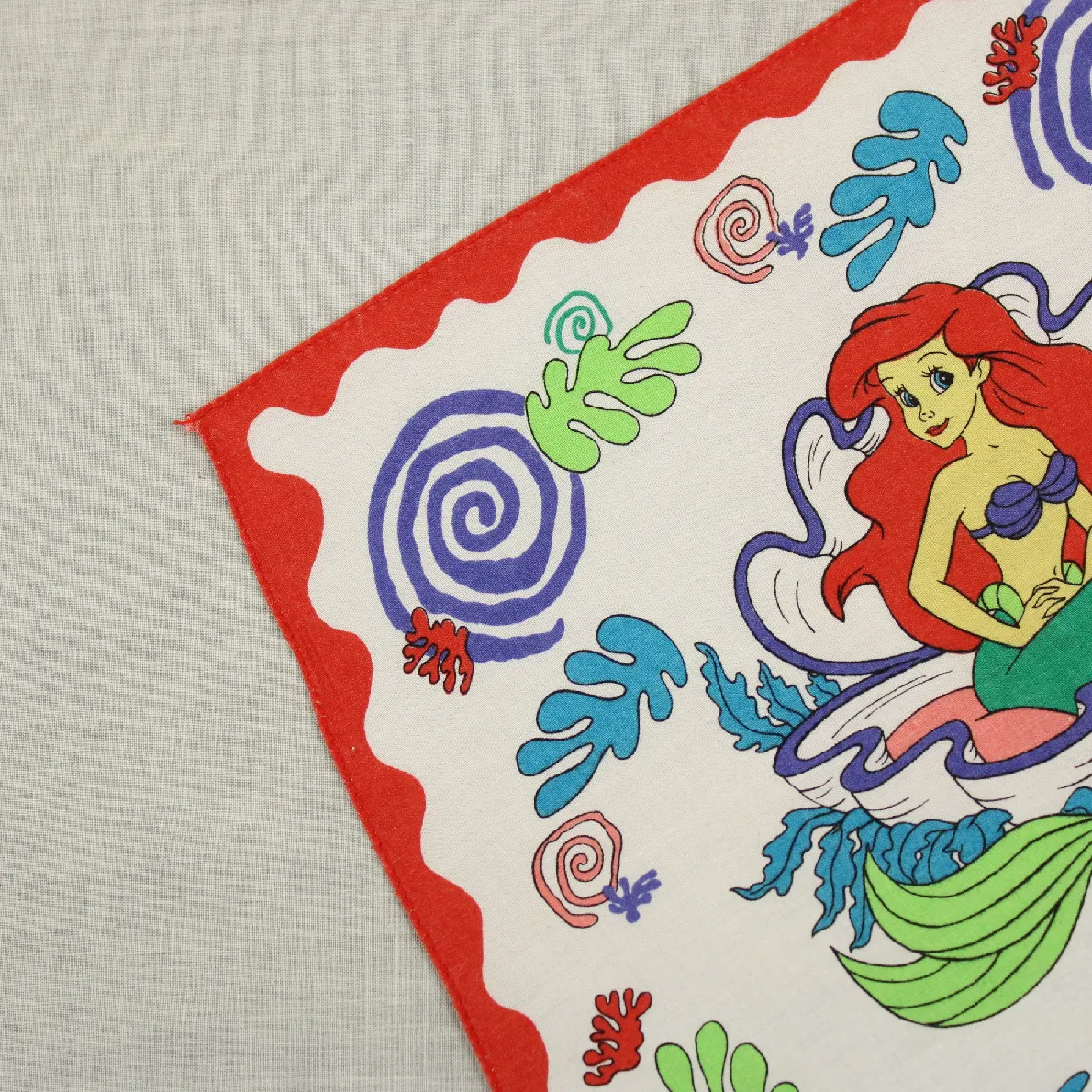 アリエルのハンカチ シェル 赤