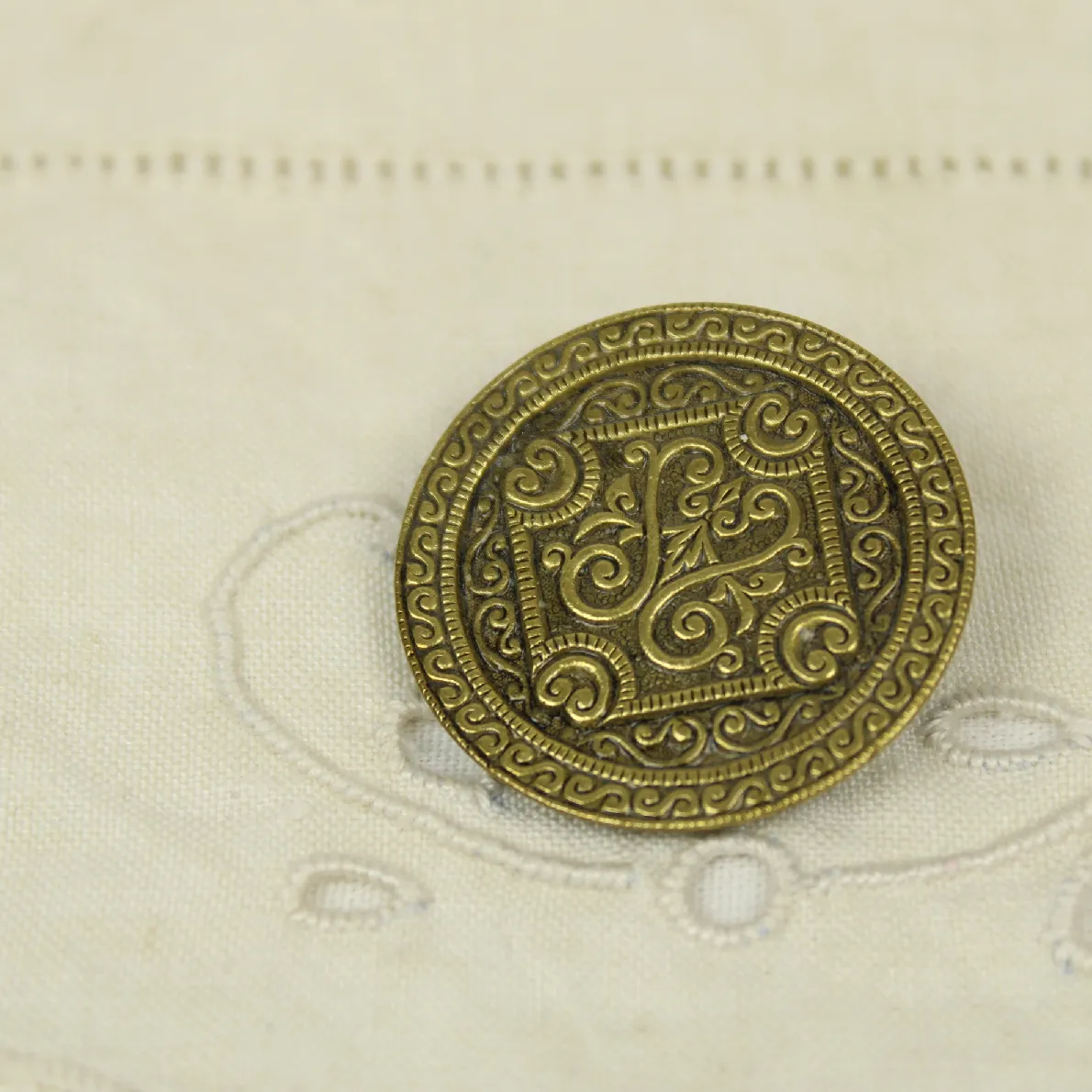 1個 32mm  アラベスク 植物 ゴールド