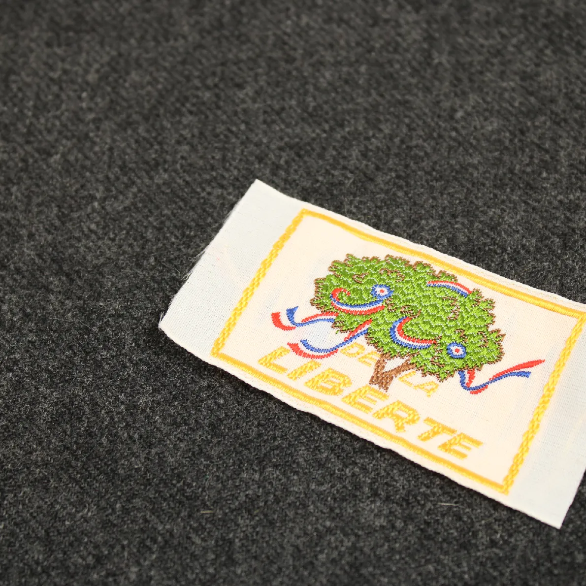 刺繍タグ DE LA LIBERTE