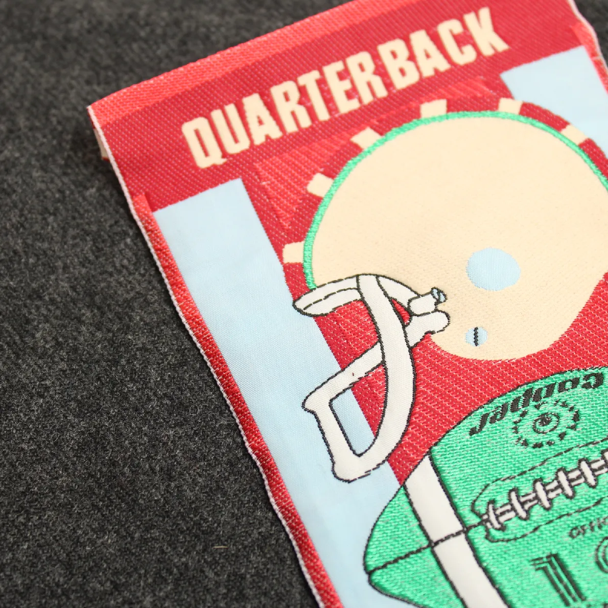 大きな刺繍タグ QUARTER BACK 赤