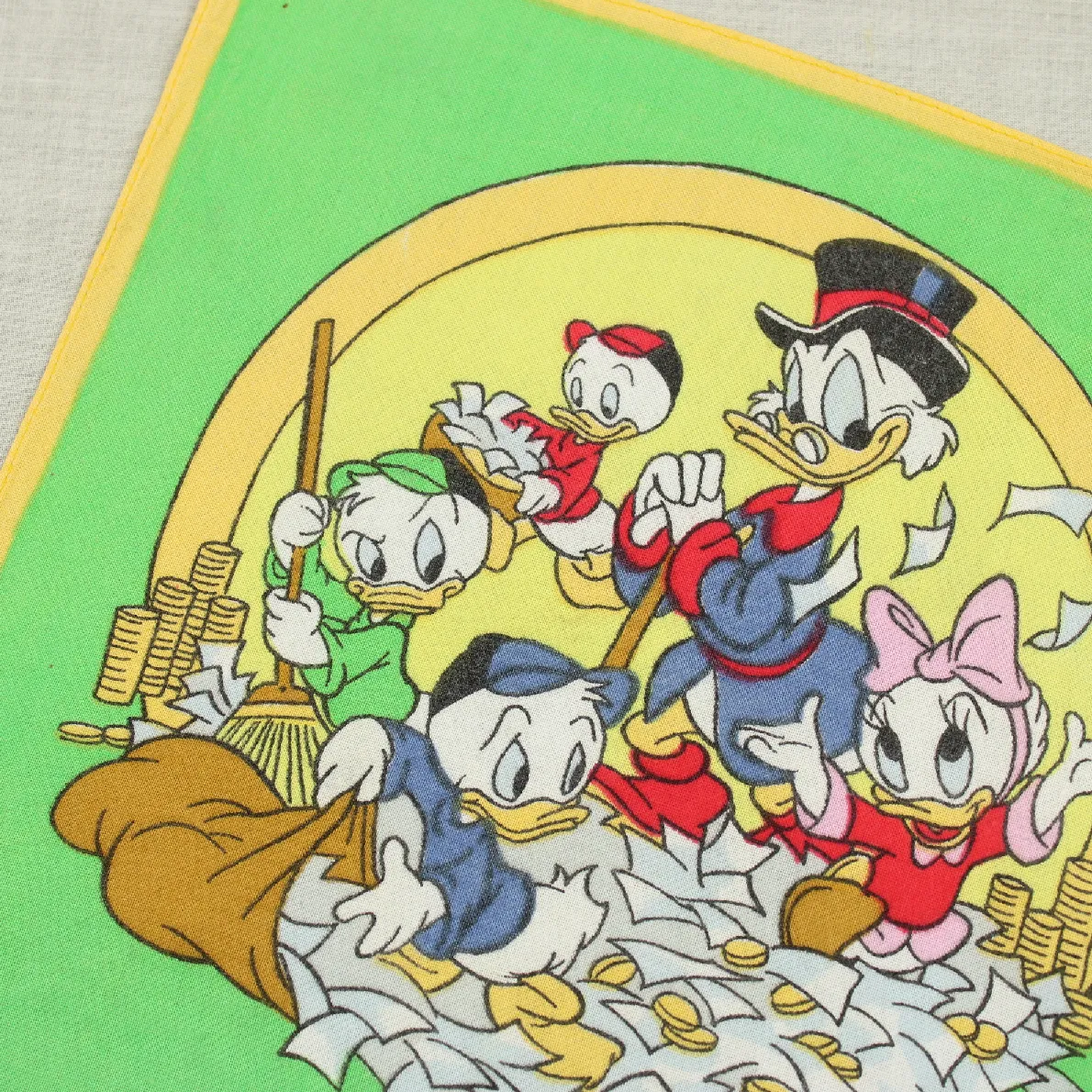ダックファミリーのハンカチ マネー グリーン