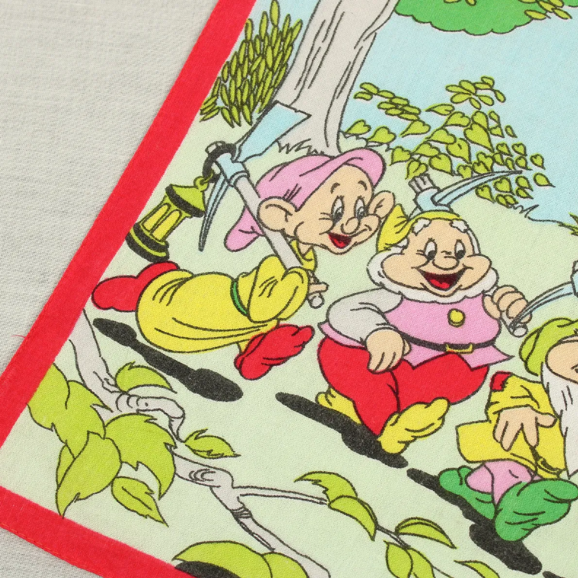 7人の小人のハンカチ  森 赤